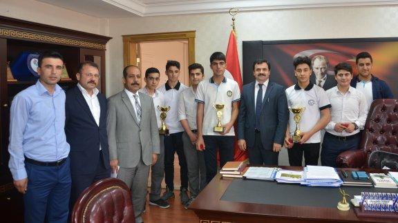 Urfa Mesleki ve Teknik Anadolu Lisesinin Şampiyonları Kupalarıyla Müdürlüğümüzü Ziyaret Ettiler
