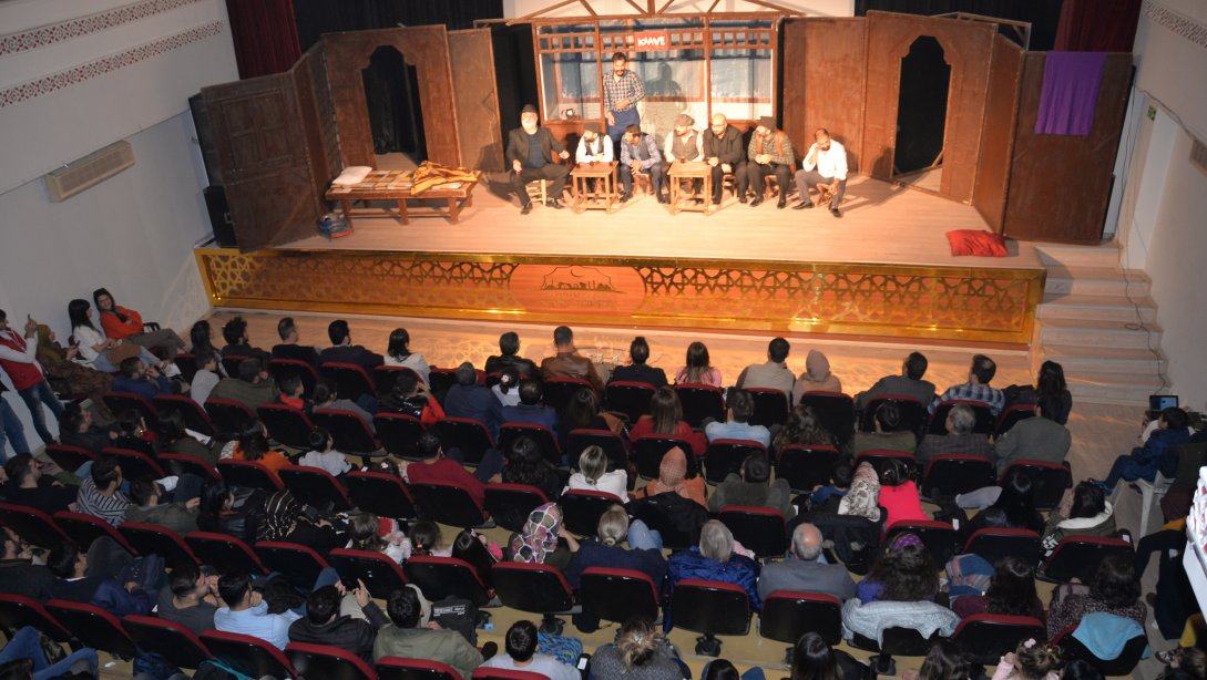 ''24 Kasım Öğretmenler Günü '' Etkinlikleri '' Komşu Köyün Delisi'' Tiyatro Gösterisi İle Devam Etti