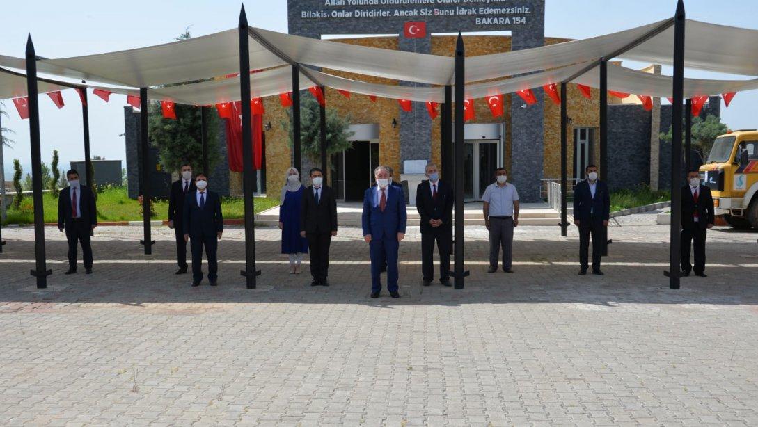 23 Nisan Ulusal Egemenlik ve Çocuk Bayramı nedeniyle Osmanbey Asri Mezarlığı Şehitler Anıtında tören düzenlendi