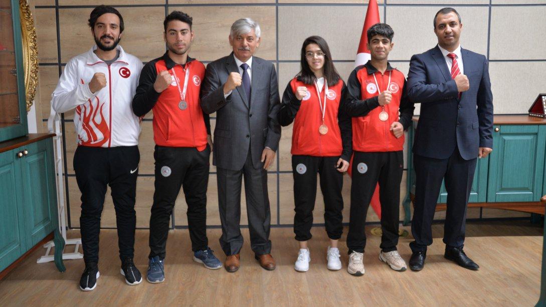 Siverek Halk Eğitimi Merkezi'nin Türkiye Şampiyonu Kursiyerleri Müdürlüğümüzü Ziyaret Ettiler