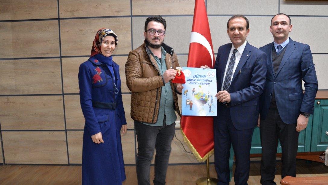  ''Ahilik ve Mesleki Eğitim Hakkında Sloganlı Afiş Tasarım'' Yarışması Türkiye Birincisi Öğrencimizden Anlamlı Davranış