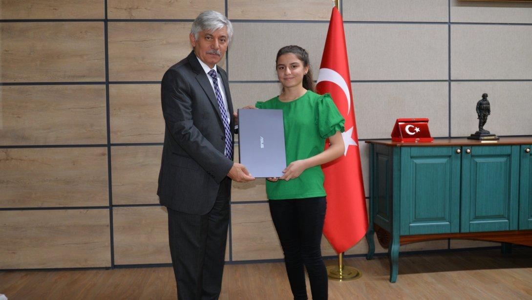 15 Temmuz Demokrasi ve Millî Birlik Günü Etkinlikleri Kapsamında Düzenlenen Resim Yarışmasının Türkiye Birincisi Öğrencimiz Müdürlüğümüzü Ziyaret Etti